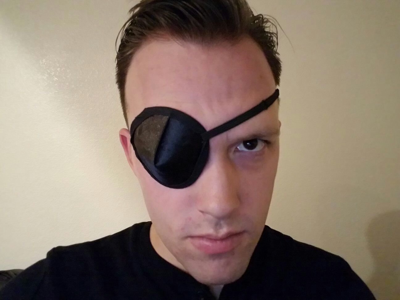 Metal flake stuck in the eye Metal flake stuck in the eye